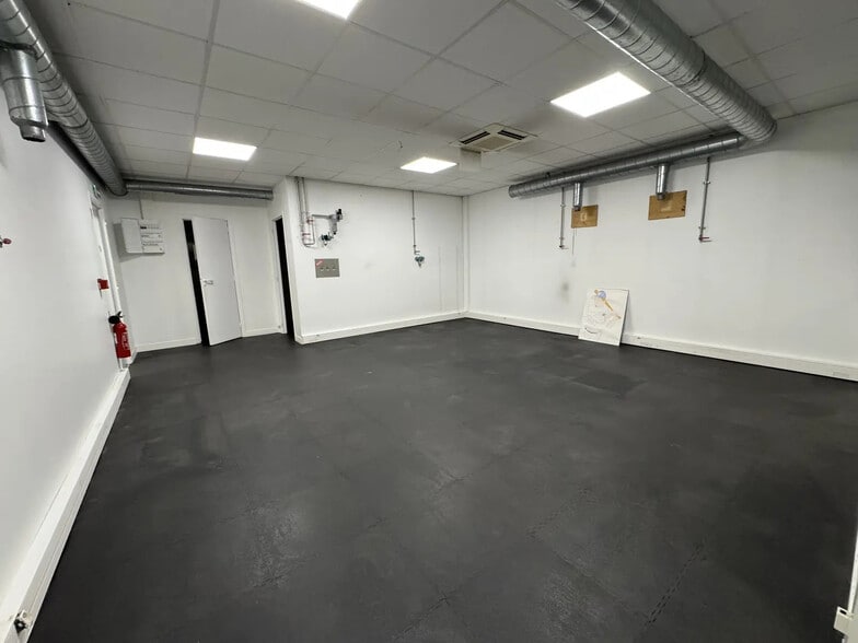 Flex in Montigny-lès-Cormeilles for lease - Interior Photo - Image 3 of 12