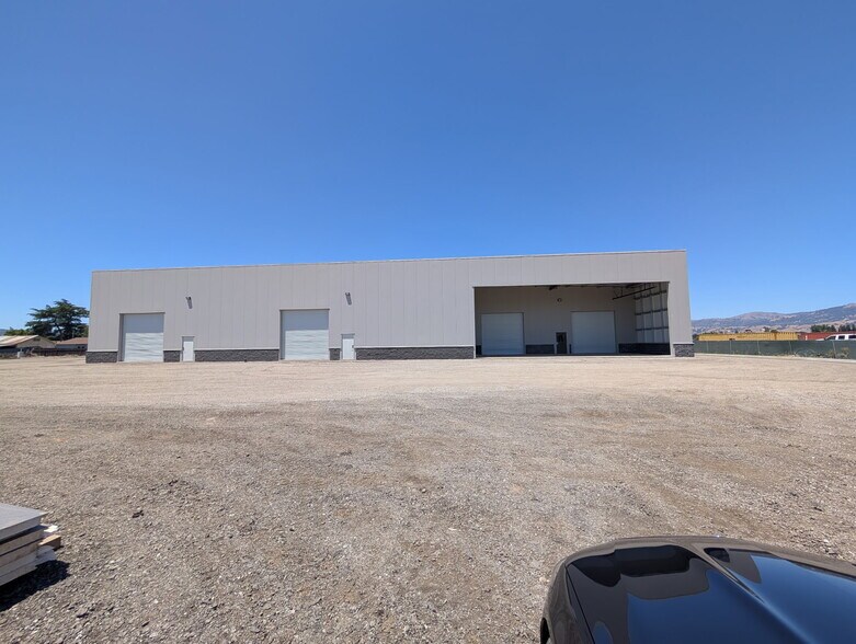 210 Las Animas Ave, Gilroy, CA à louer - Photo du bâtiment - Image 3 de 4
