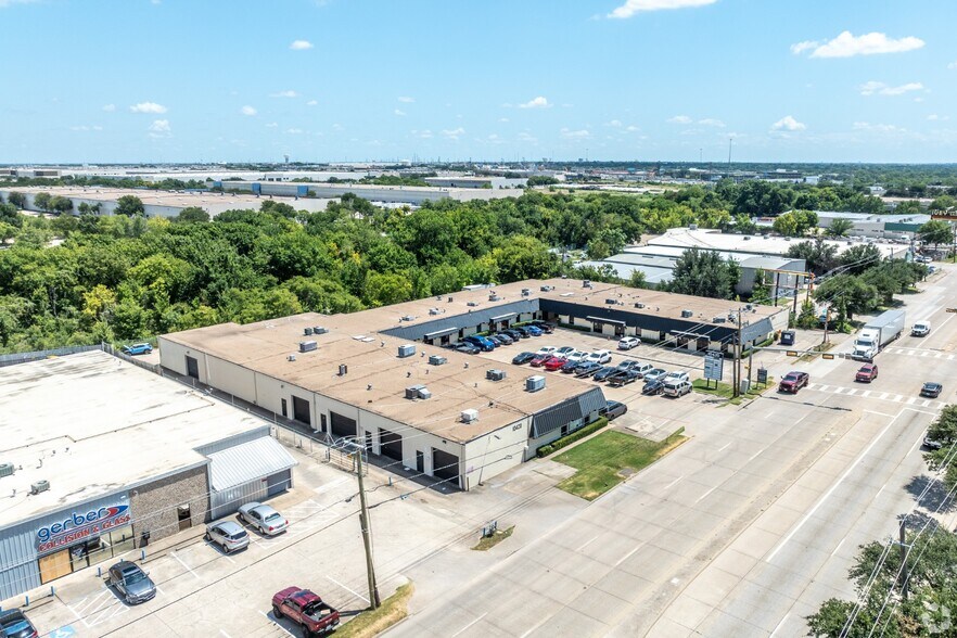 10420 Plano Rd, Dallas, TX à louer - Photo du bâtiment - Image 2 de 22