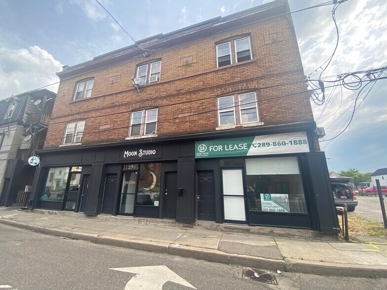 1203-1215 Cannon St E, Hamilton, ON à vendre - Photo du bâtiment - Image 2 de 6