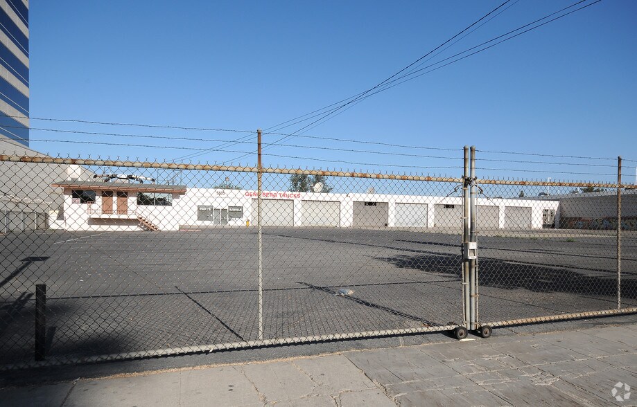 5835 Sepulveda Blvd, Van Nuys, CA à louer - Photo du bâtiment - Image 3 de 4
