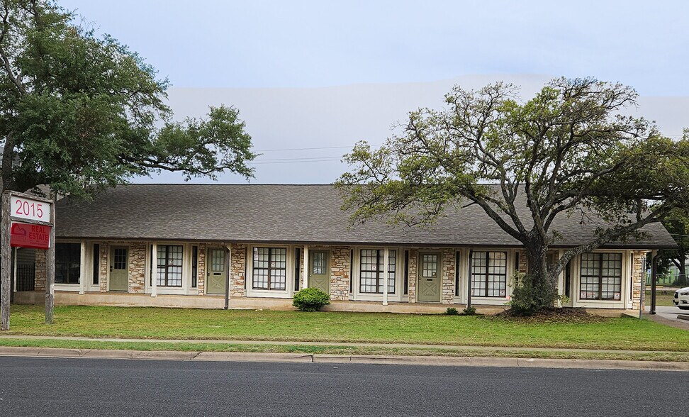 2015 Monarch Dr, Austin, TX à vendre - Photo du bâtiment - Image 1 de 9
