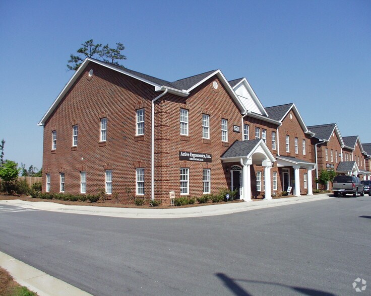 6501 Creedmoor Rd, Raleigh, NC à louer - Photo du bâtiment - Image 2 de 73