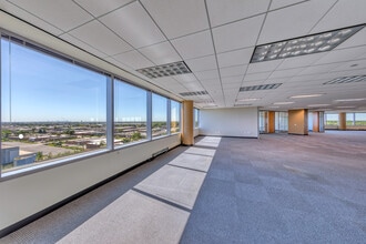 25 NW Point Blvd, Elk Grove Village, IL for lease Interior Photo- Image 2 of 4