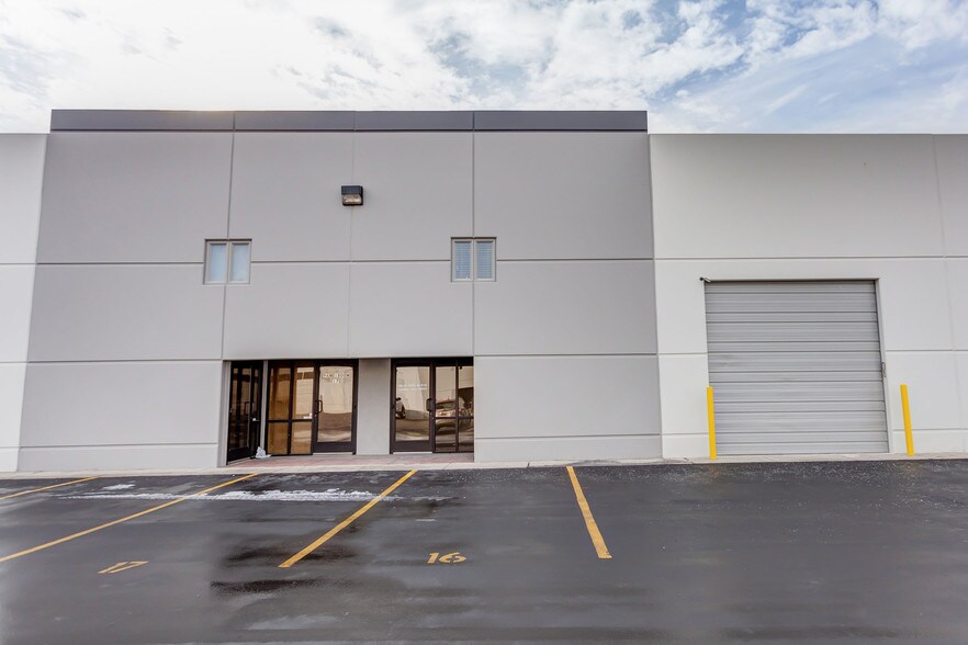 96 N 1800 W, Lindon, UT à louer - Photo du bâtiment - Image 2 de 26