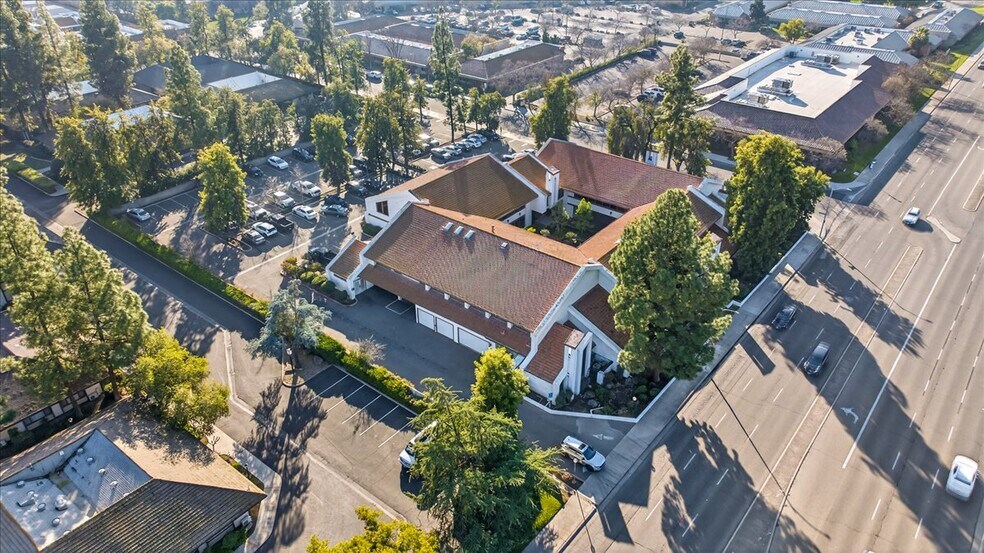 2377 W Shaw Ave, Fresno, CA à vendre - Photo du bâtiment - Image 2 de 21