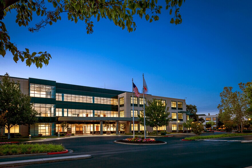 11971 Foundation Pl, Gold River, CA à louer - Photo du bâtiment - Image 2 de 14