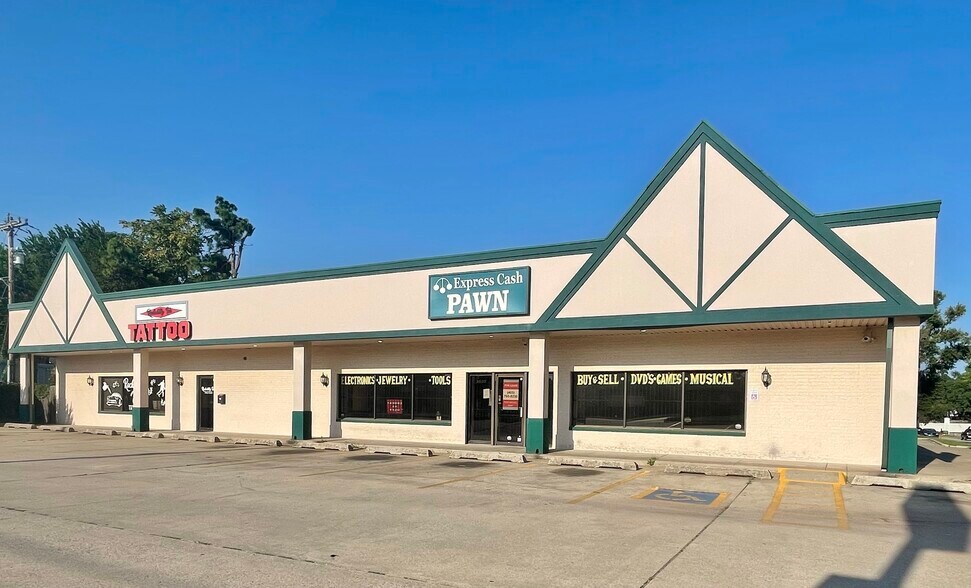 3000-3010 N Macarthur Blvd, Oklahoma City, OK for lease - Building Photo - Image 1 of 5