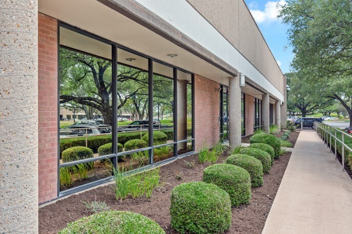2120 W Braker Ln, Austin, TX à louer - Photo du bâtiment - Image 3 de 13