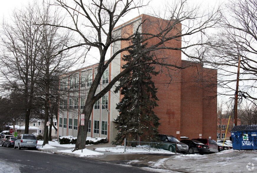 4115 Chesapeake St NW, Washington, DC à vendre - Photo du bâtiment - Image 2 de 2