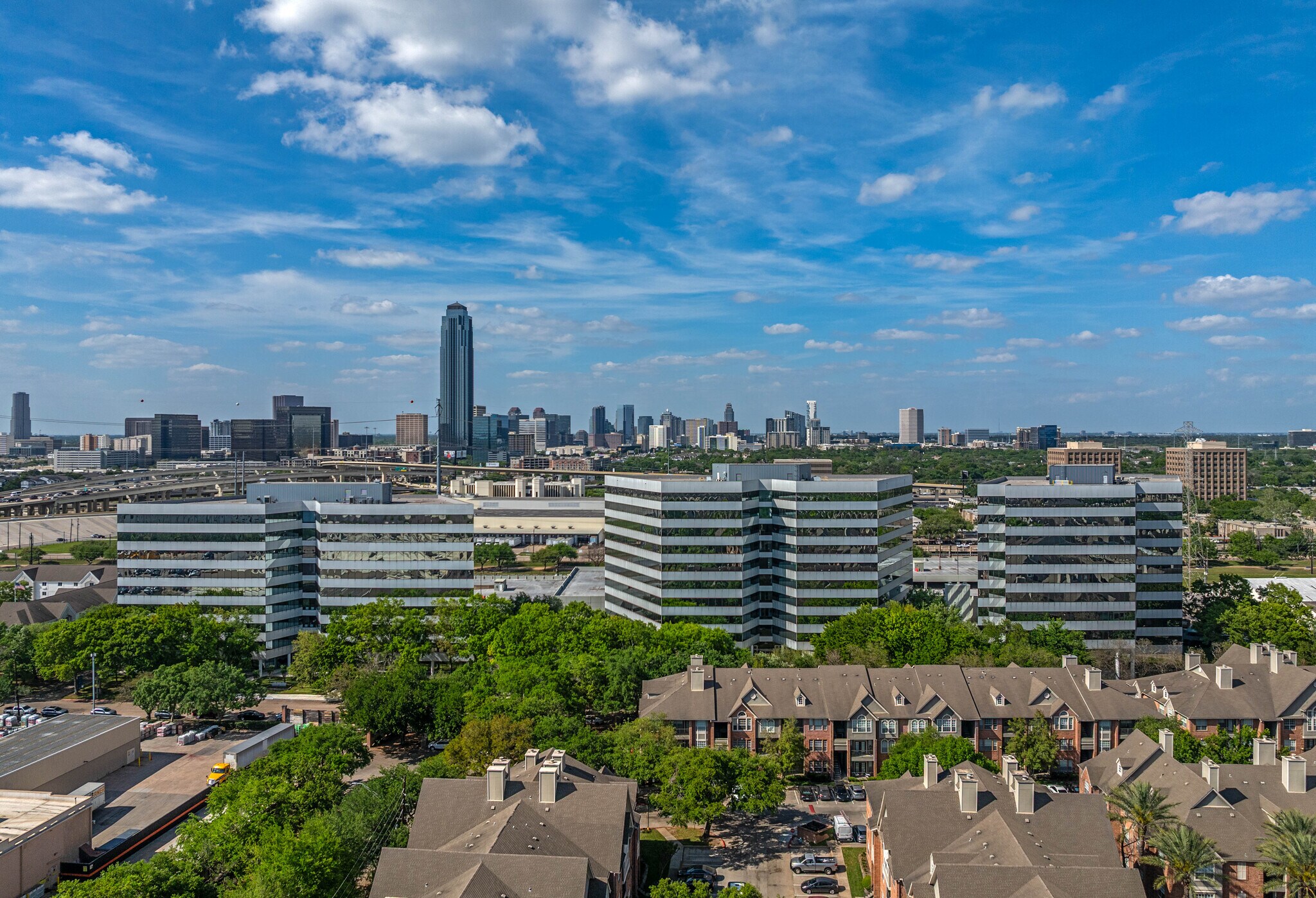 Loop Central portefeuille de 3 propriétés à vendre sur LoopNet.ca Photo principale- Image 1 de 17