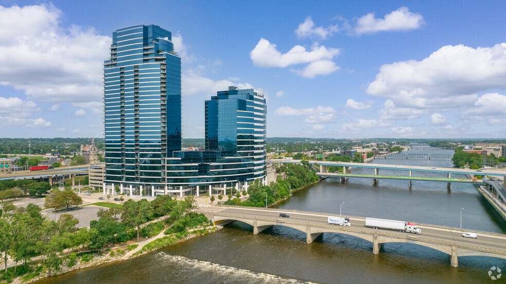 333 Bridge St NW, Grand Rapids, MI à louer - Photo du bâtiment - Image 2 de 32