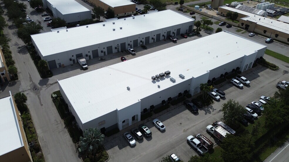 16121 Lee Rd, Fort Myers, FL à vendre - Photo du bâtiment - Image 3 de 4