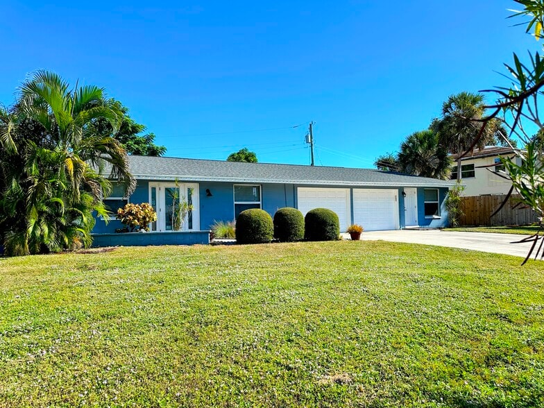 2131 Montclair Dr, Sarasota, FL for sale - Building Photo - Image 3 of 8