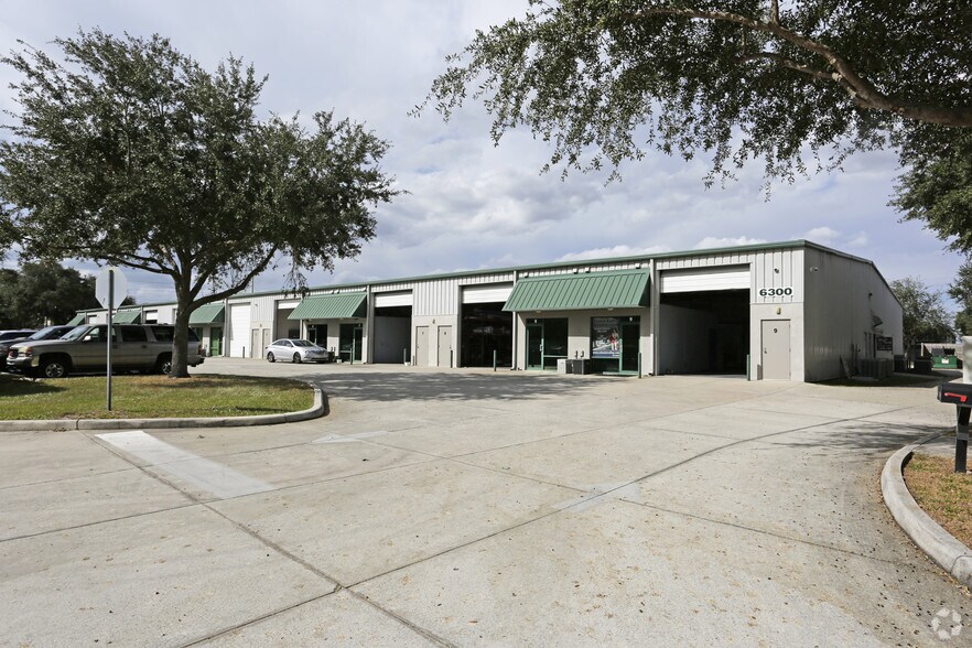 6300 Tower Ln, Sarasota, FL à louer - Photo du bâtiment - Image 3 de 6