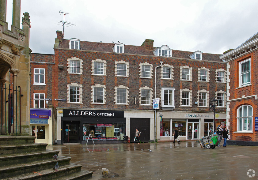 3-5 Market Sq, Leighton Buzzard for lease - Building Photo - Image 2 of 5