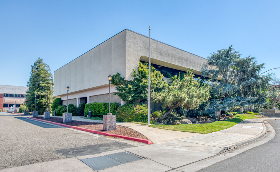 776 E Shaw Ave, Fresno, CA for lease - Building Photo - Image 1 of 20