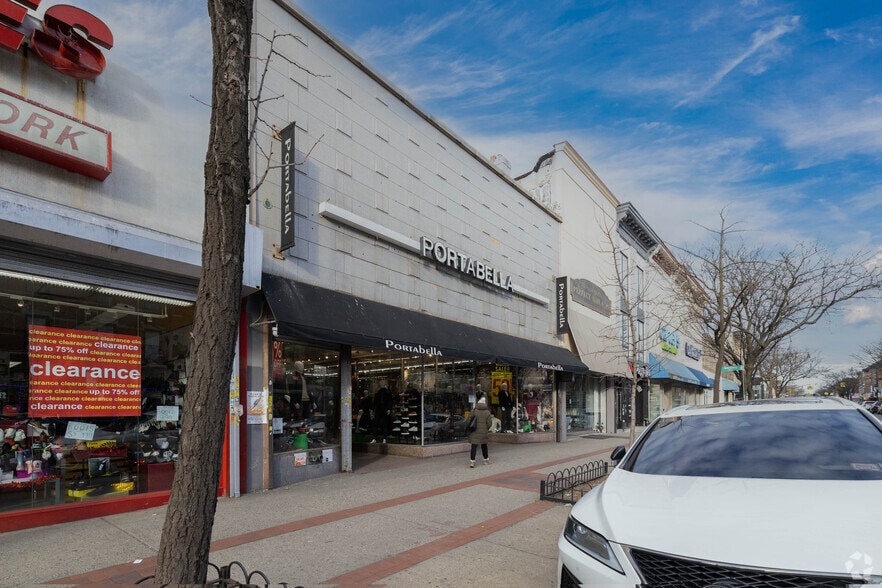 5723 Myrtle Ave, Ridgewood, NY for lease - Building Photo - Image 2 of 6