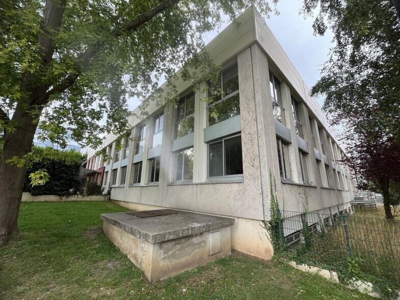 Office in Saint-Germain-en-Laye for lease - Building Photo - Image 2 of 12