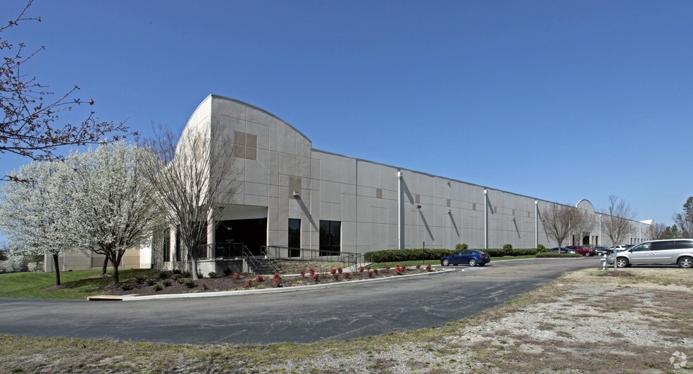 801-805 Liberty Way, Chester, VA for lease - Building Photo - Image 1 of 4