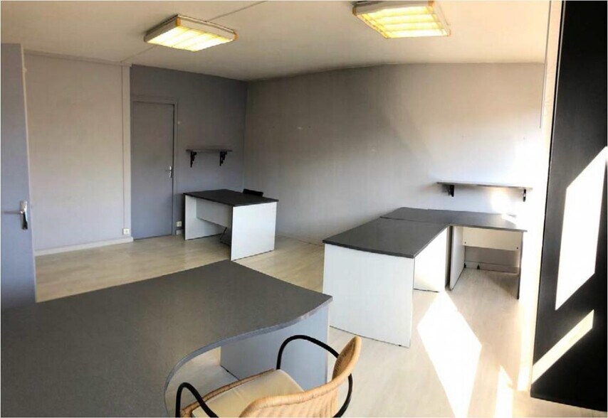 53 Avenue Camille Rousset, Bron for lease - Interior Photo - Image 2 of 5