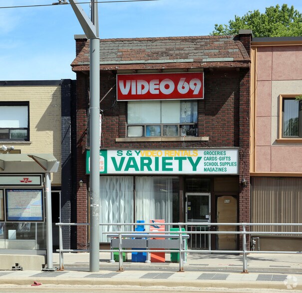 888 St Clair Ave W, Toronto, ON à vendre - Photo du bâtiment - Image 3 de 7