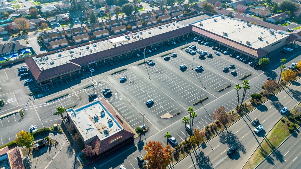 6767 N 1st St, Fresno, CA à vendre - Photo du bâtiment - Image 3 de 8