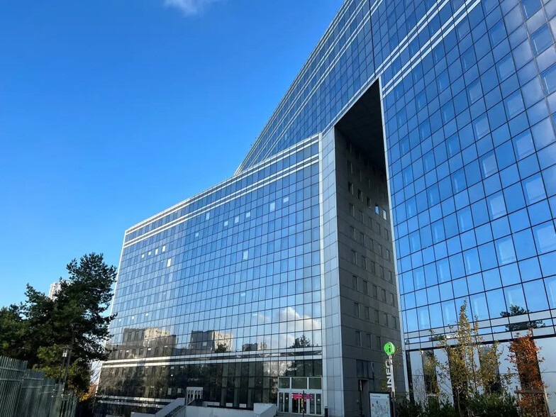 16 Rue Hoche, Puteaux for sale - Building Photo - Image 1 of 10