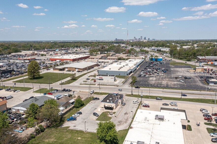 903 E Hanna Ave, Indianapolis, IN à vendre - Photo du bâtiment - Image 2 de 3
