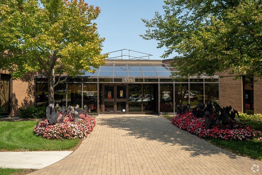 135 N Arlington Heights Rd, Buffalo Grove, IL à louer - Photo du bâtiment - Image 2 de 8