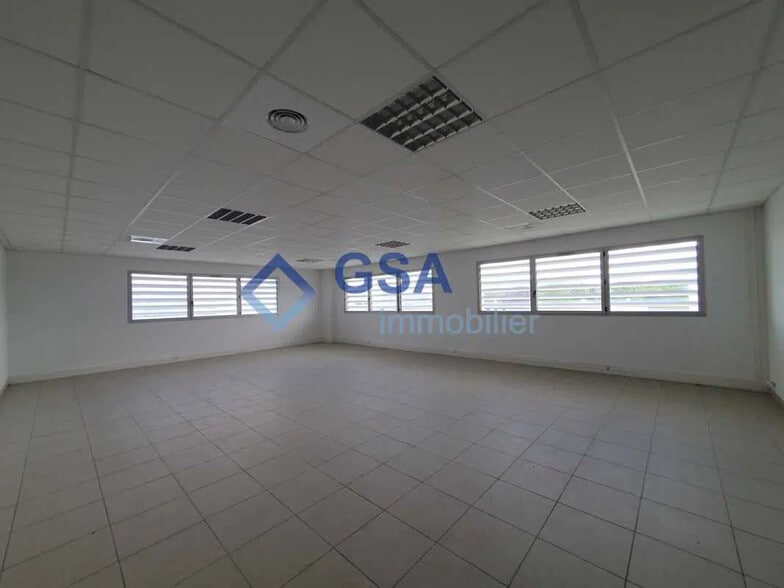 Office in Grigny for lease - Interior Photo - Image 3 of 8