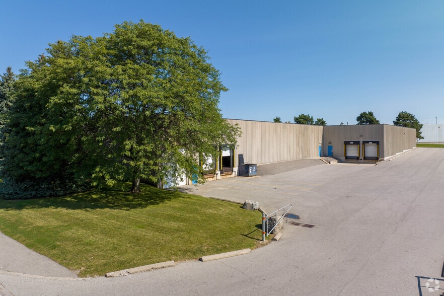585 Granite Ct, Pickering, ON à vendre - Photo du bâtiment - Image 3 de 6