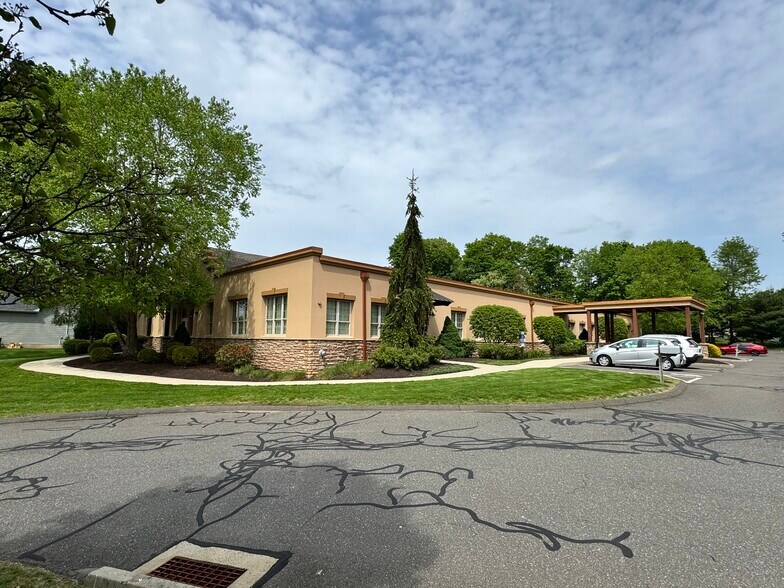 341 West St, Southington, CT à vendre - Photo du bâtiment - Image 2 de 9