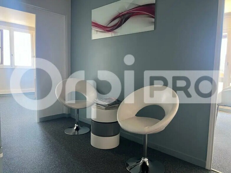 Office in Rillieux-la-Pape for lease - Interior Photo - Image 3 of 9