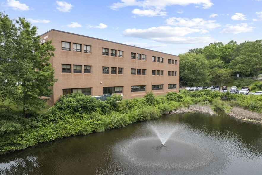 15 Corporate Dr, Trumbull, CT for lease - Building Photo - Image 3 of 26