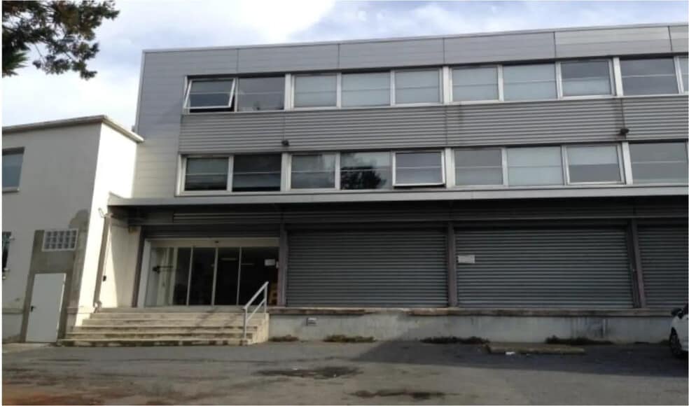 Office in Nanterre for lease - Building Photo - Image 1 of 23