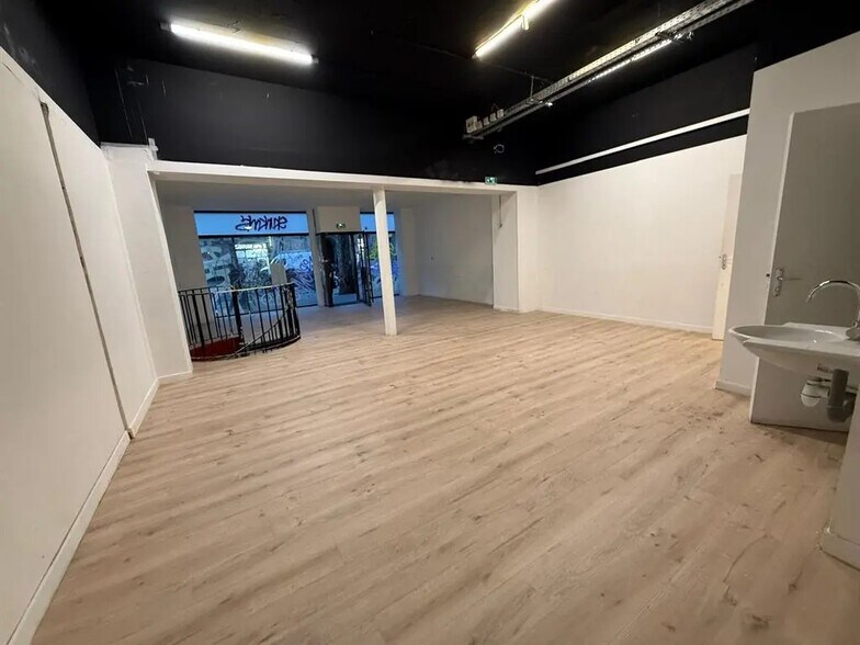 Retail in Paris for lease - Interior Photo - Image 1 of 8