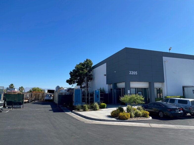 3205-3221 Polaris Ave, Las Vegas, NV à louer - Photo du bâtiment - Image 3 de 3