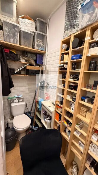 Retail in Paris for lease - Interior Photo - Image 3 of 4