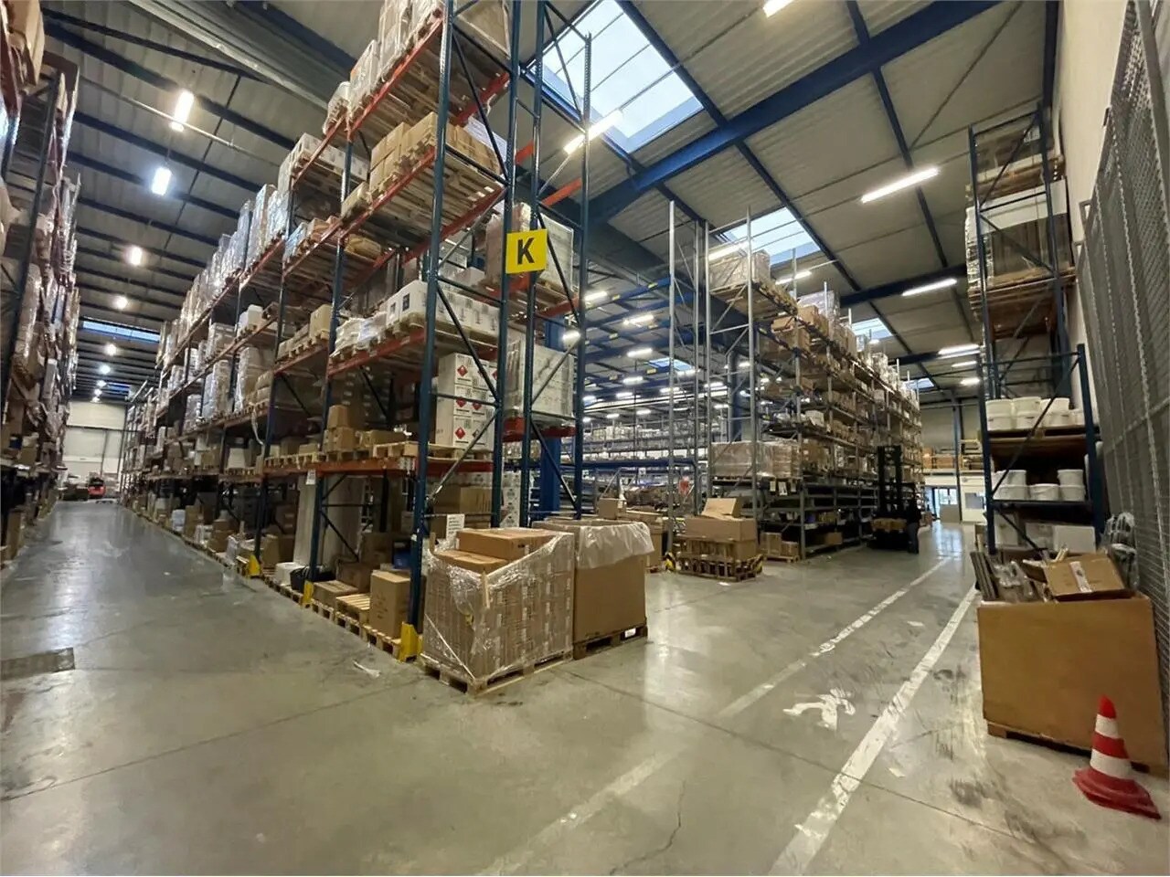 Office in Miribel for lease Interior Photo- Image 1 of 1