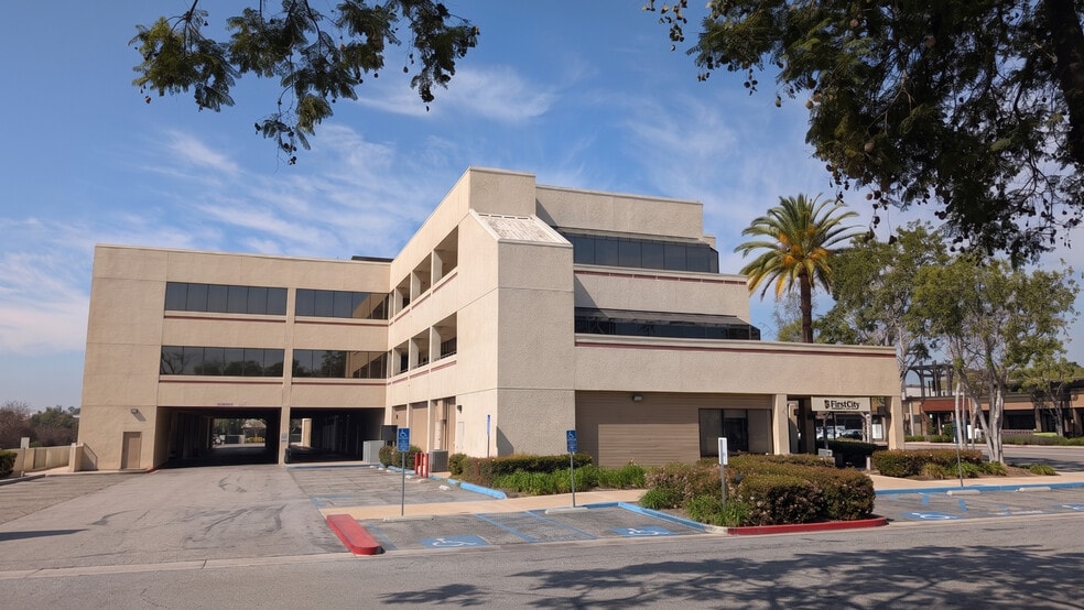 250 W 1st St, Claremont, CA à louer - Photo du bâtiment - Image 2 de 7
