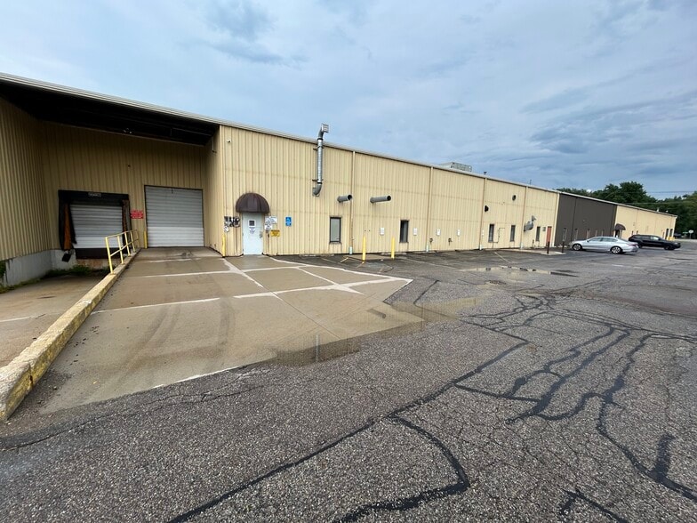 1000 Industrial Pky, Elkhart, IN à louer - Photo du bâtiment - Image 2 de 11