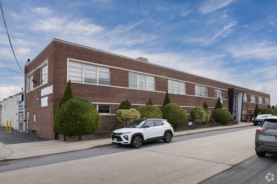 21 Ryder Pl, East Rockaway, NY for lease - Primary Photo - Image 1 of 8