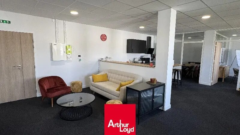 Bureau dans Genay à louer Photo du bâtiment- Image 1 de 5