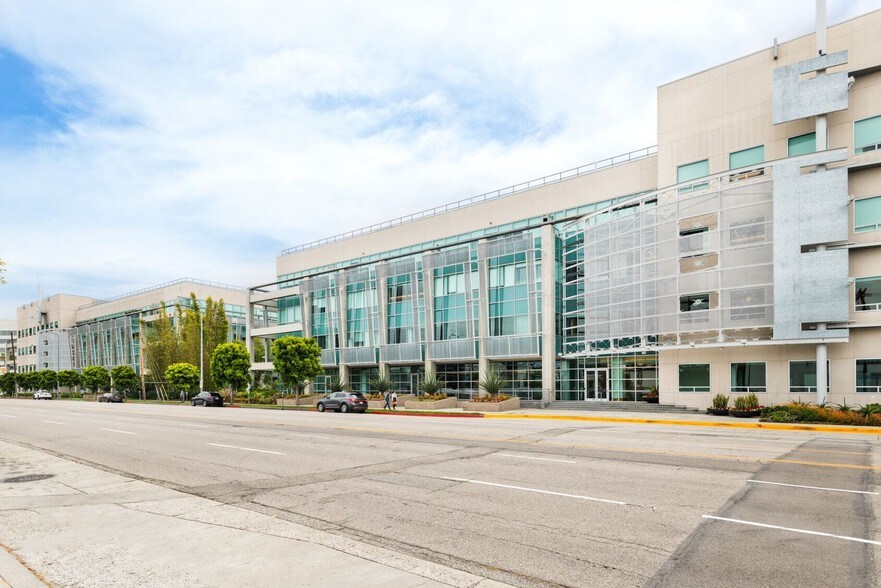 12200 W Olympic Blvd, Los Angeles, CA à louer - Photo du bâtiment - Image 3 de 8
