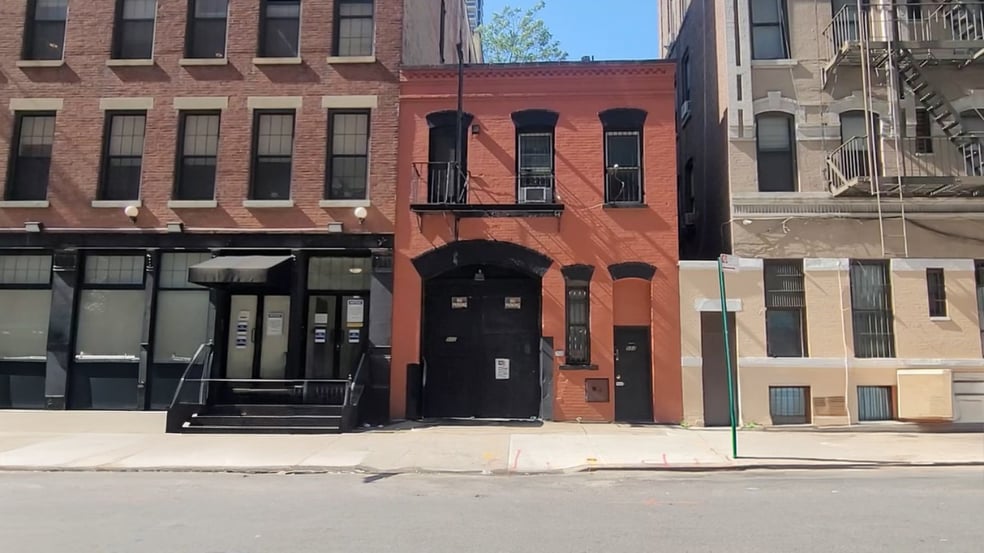 502 E 74th St, New York, NY for lease - Primary Photo - Image 1 of 1