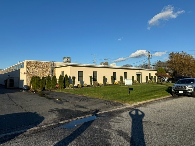 6 Ditomas Ct, Copiague, NY à vendre - Photo du b timent - Image 2 de 11