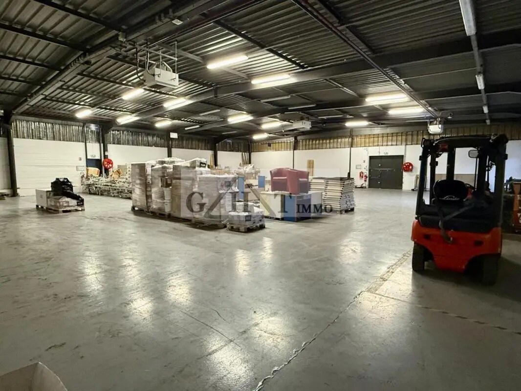 Industrial in Les Ulis for lease Building Photo- Image 1 of 3