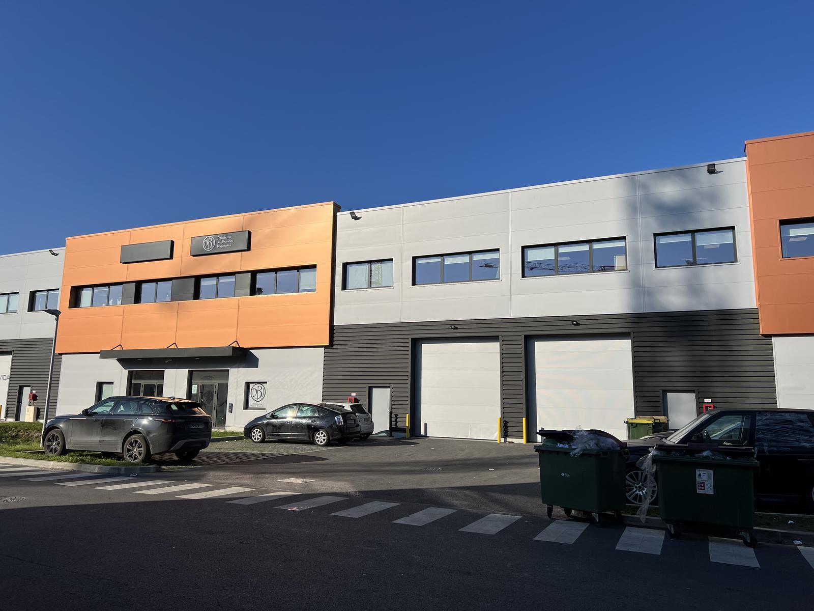 Flex in Romainville for lease Building Photo- Image 1 of 11