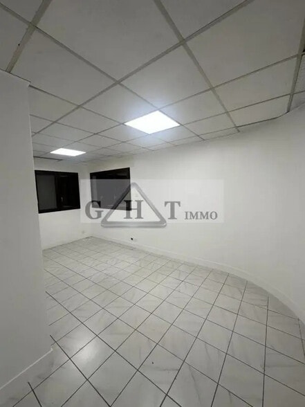 Office in Ris-Orangis for lease - Interior Photo - Image 1 of 7